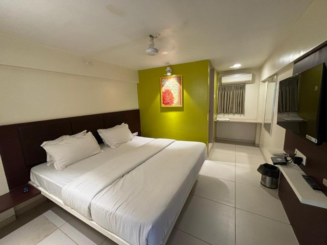 Hotel Haldi Nashik Exterior foto